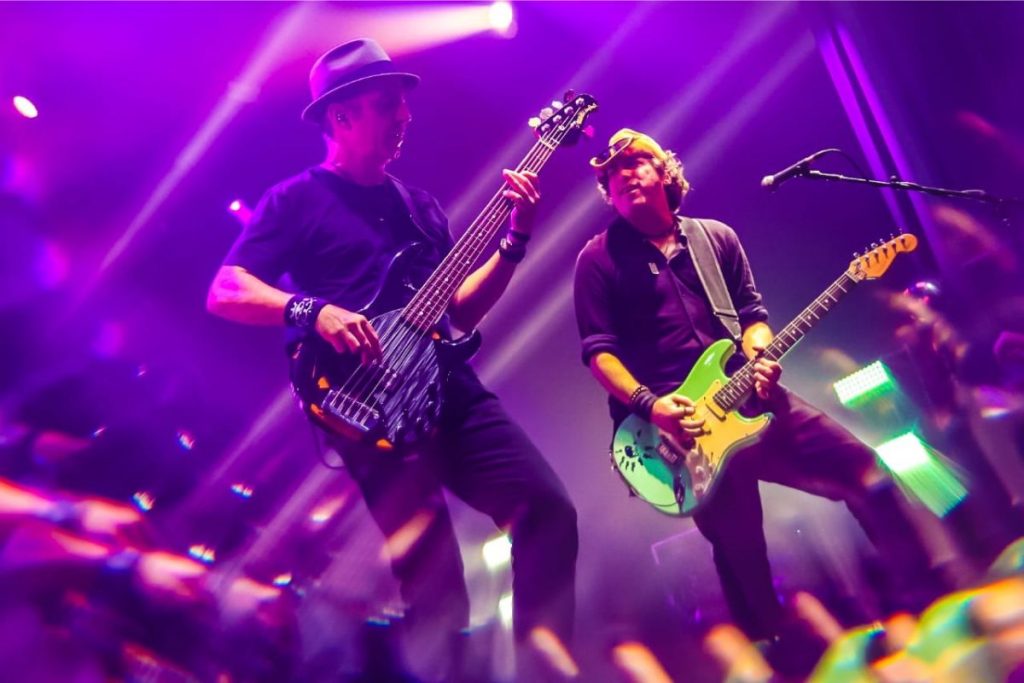 Flávio Lemos (baixo) e Yves Passarell (guitarra)