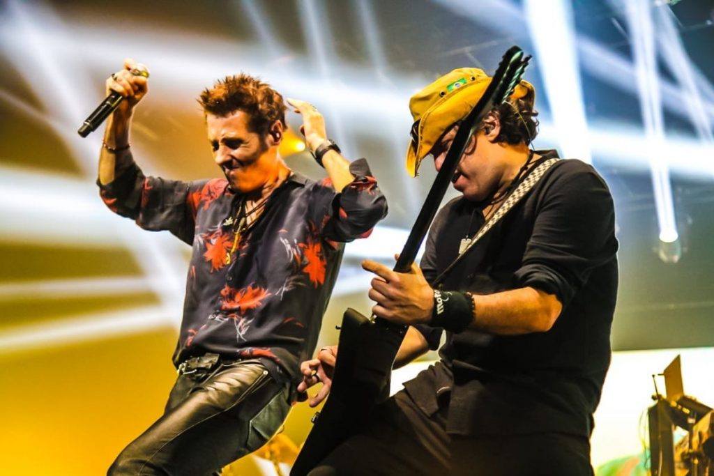 Dinho Ouro Preto e Yves Passarell (guitarra)