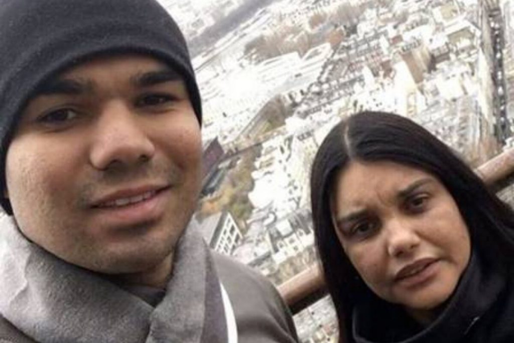 Casemiro de touca preta e a mãe, D. Magda