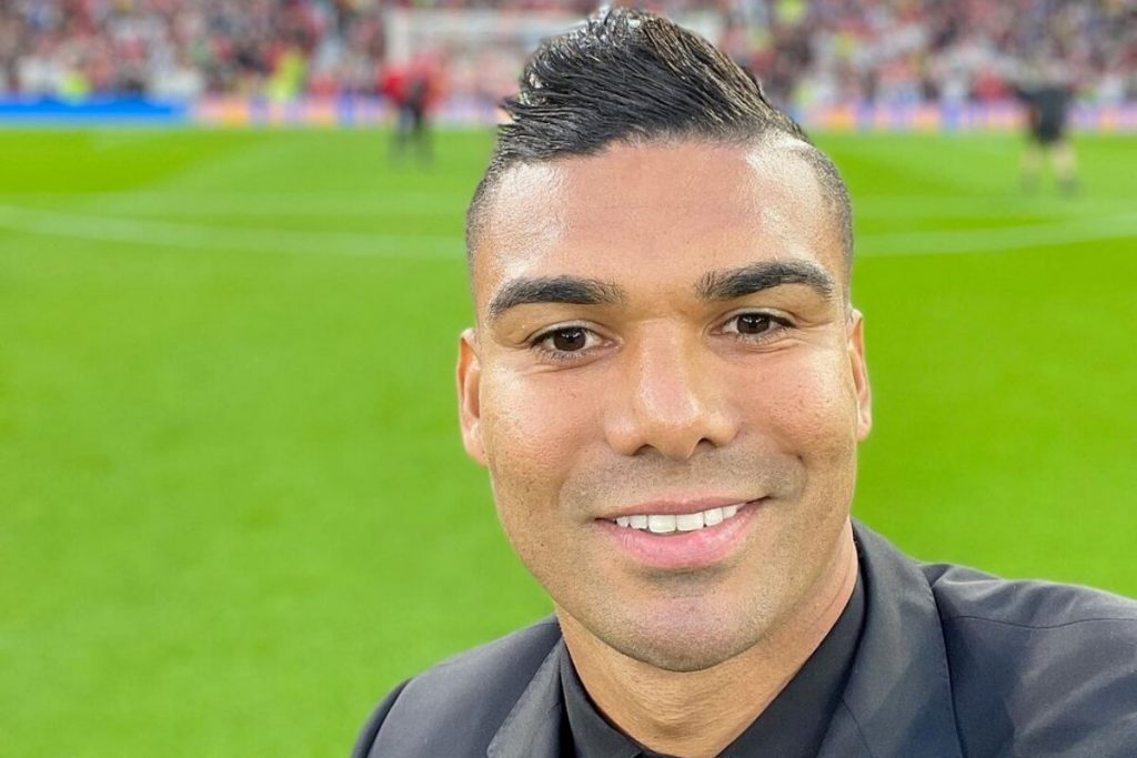 Casemiro, jogador da seleção, sorrindo, no campo