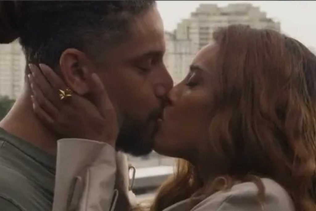 Clarice (Taís Araújo) beijando Ítalo (Paulo Lessa) em Cara e Coragem