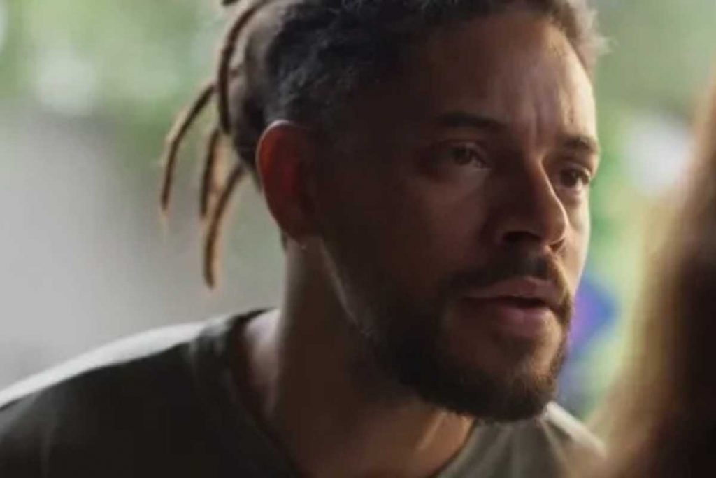 Ítalo (Paulo Lessa) olhando sério para Clarice (Taís Araújo) em Cara e Coragem