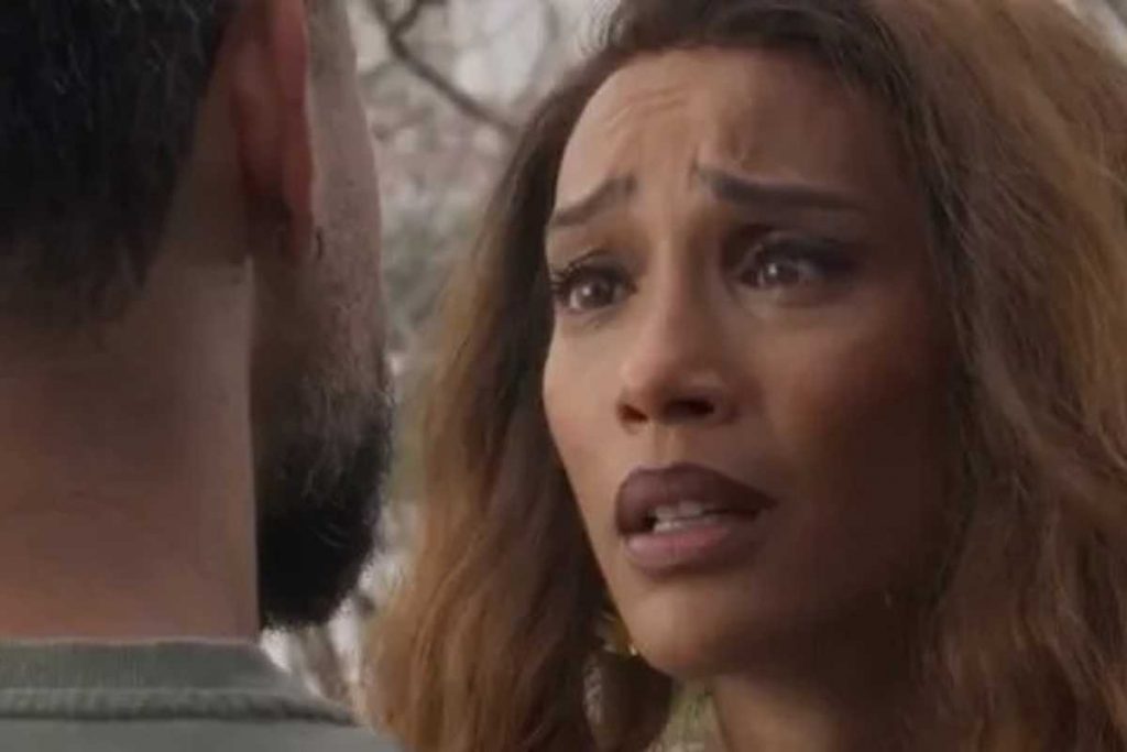 Clarice (Taís Araújo) olhando chorosa para Ítalo (Paulo Lessa) em Cara e Coragem