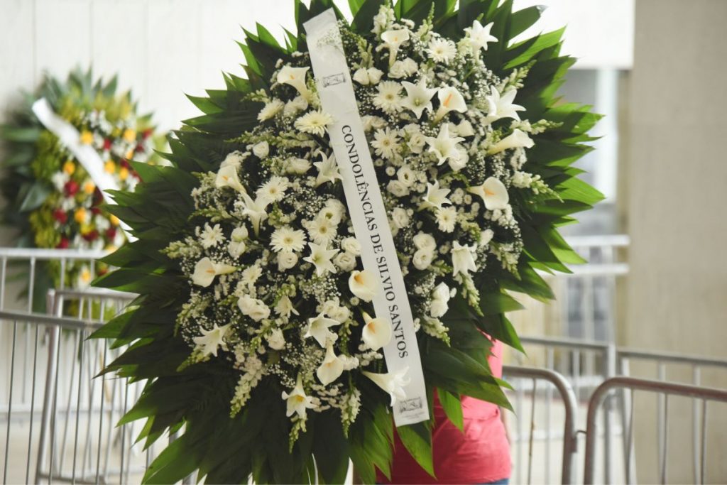 Coroa de flores enviada por Silvio Santos ao velório de Gal Costa