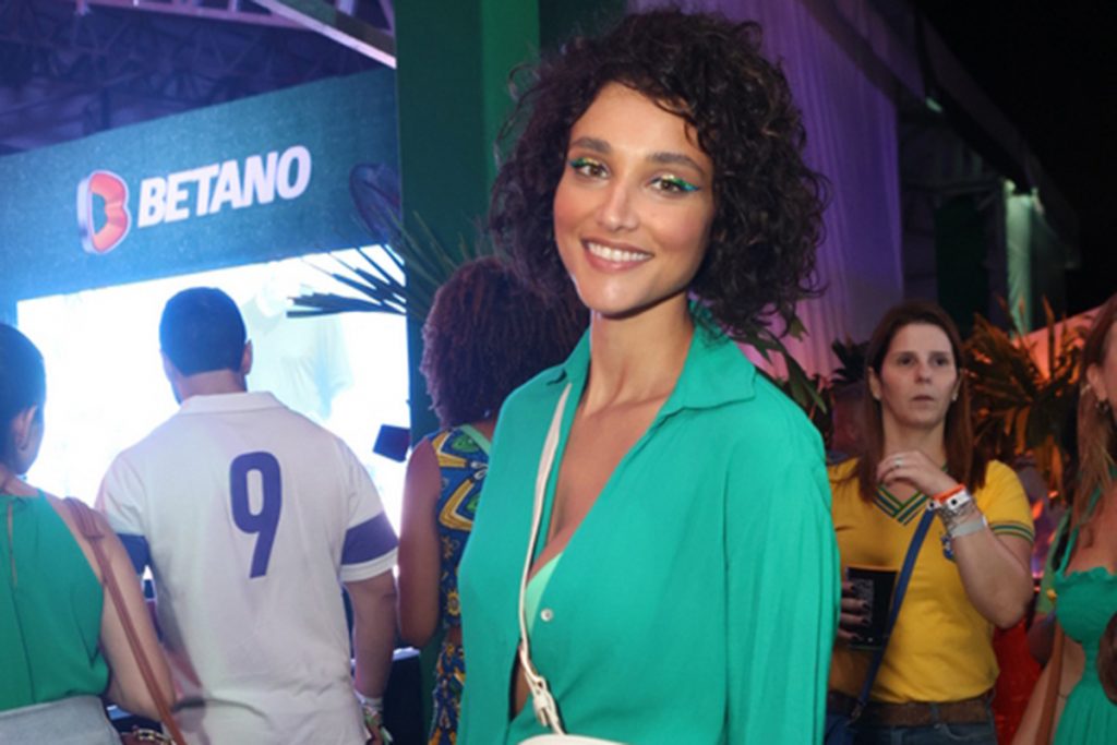 Débora Nascimento fez questão de posar para os fotógrafos