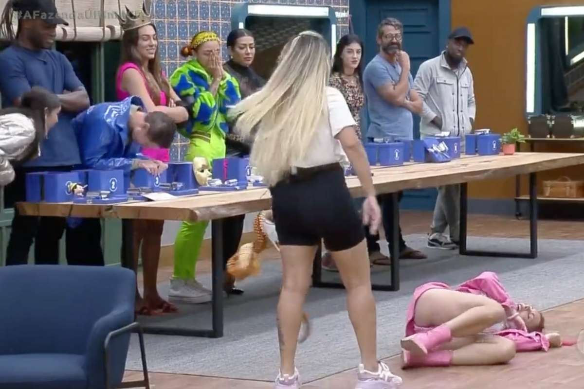 Deborah finge desmaio