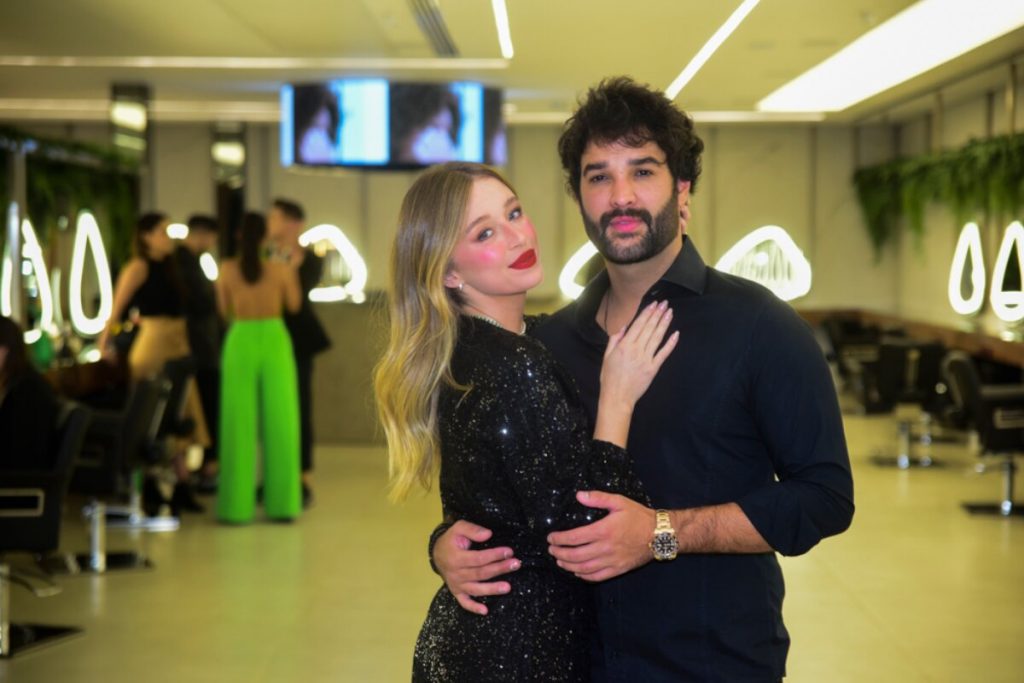 Eduardo Nunes e Duda Reis, ambos de preto, abraçados