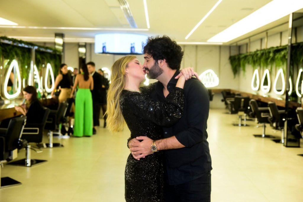 Eduardo Nunes e Duda Reis, ambos de preto, beijando