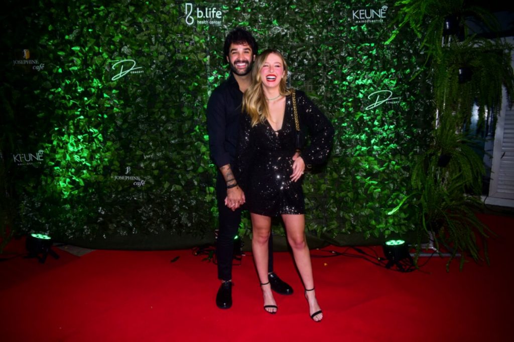 Eduardo Nunes e Duda Reis, ambos de preto, abraçados