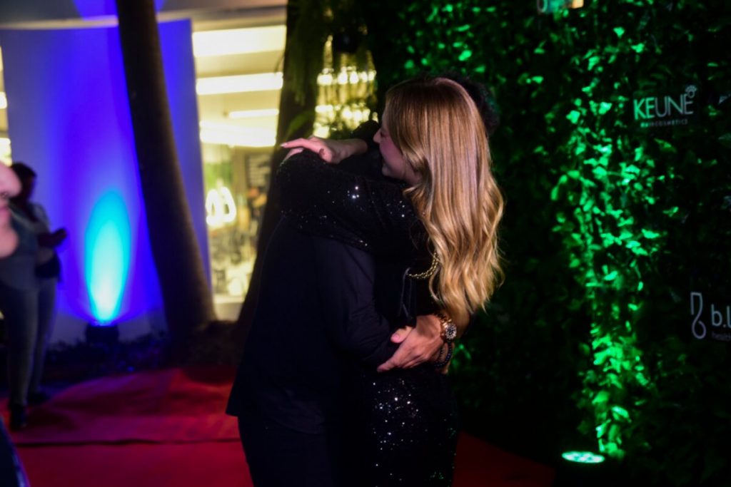 Eduardo Nunes e Duda Reis, ambos de preto, abraçados