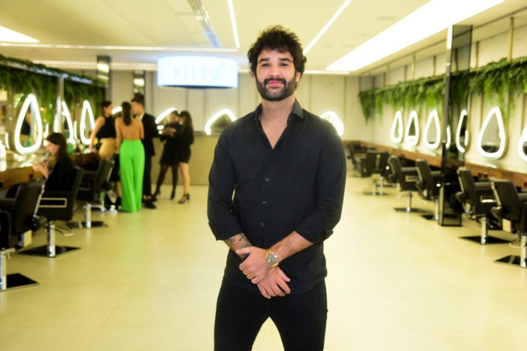 Eduardo Nunes de calça e camisa social preta 