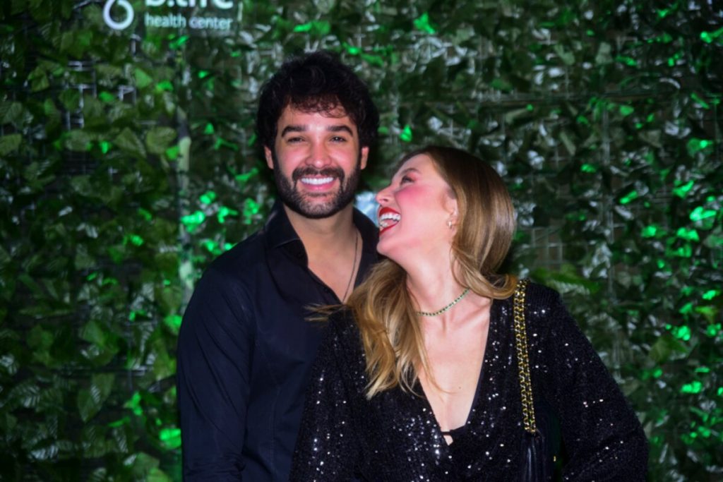 Eduardo Nunes e Duda Reis, ambos de preto, abraçados, ela olhando pra ele 