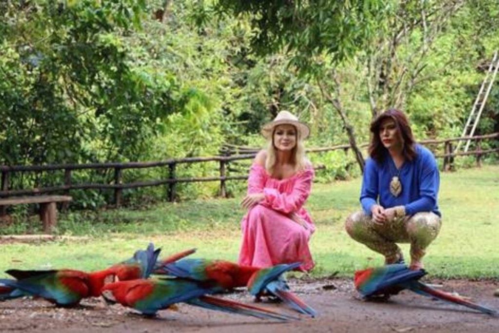 Eliana e Narcisa em gravação com araras em Bonito, Mato Grosso do Sul