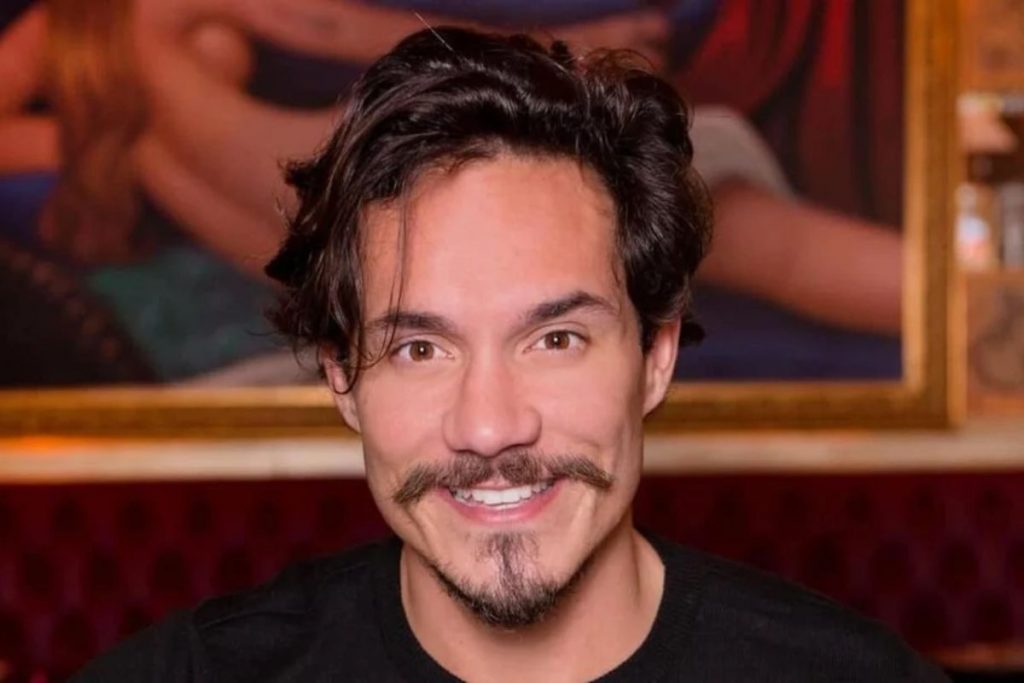 Eliezer olhando para a câmera