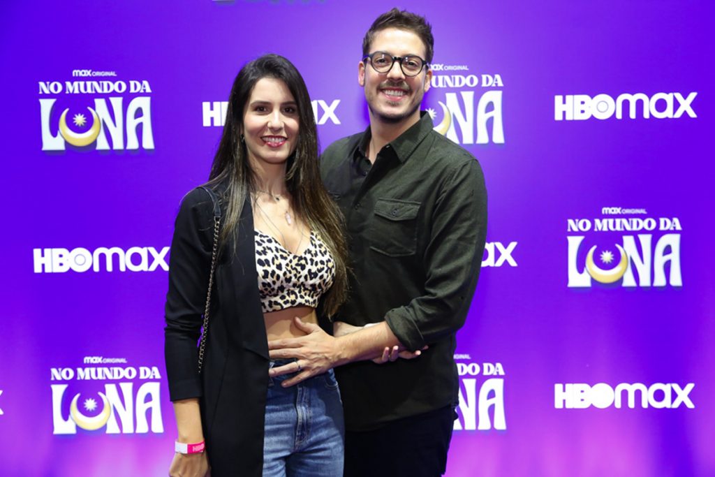 Fábio Porchat posou ao lado da esposa Nataly Mega em pré-estreia de série