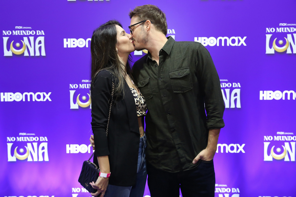 Fábio Porchat troca beijos com a esposa Nataly Mega