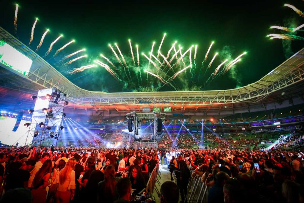 Fogos no show de Gusttavo Lima no festival Buteco