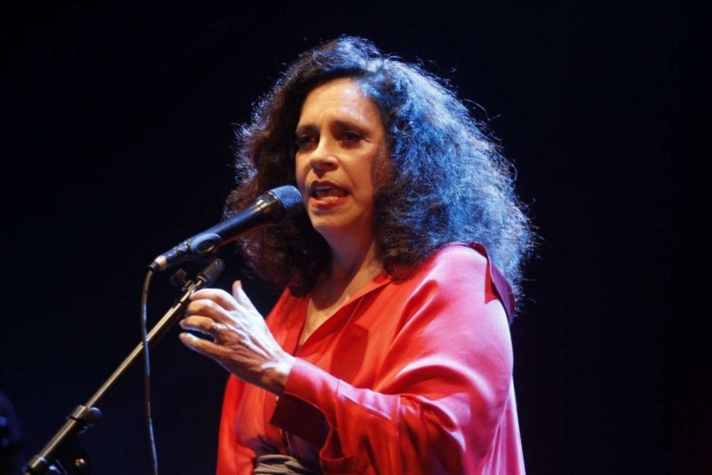 gal costa cantando no palco