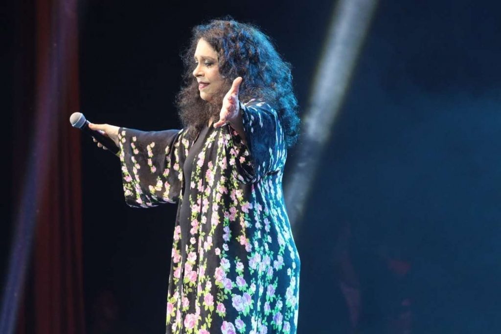 gal costa cantando no palco (2)