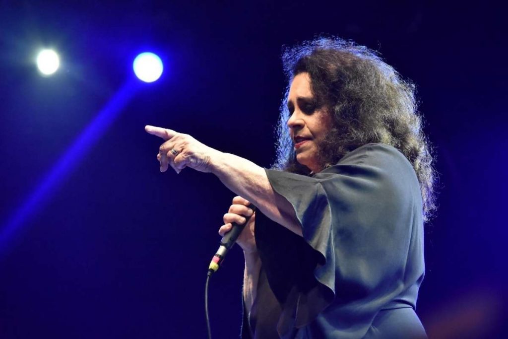 gal costa cantando no palco