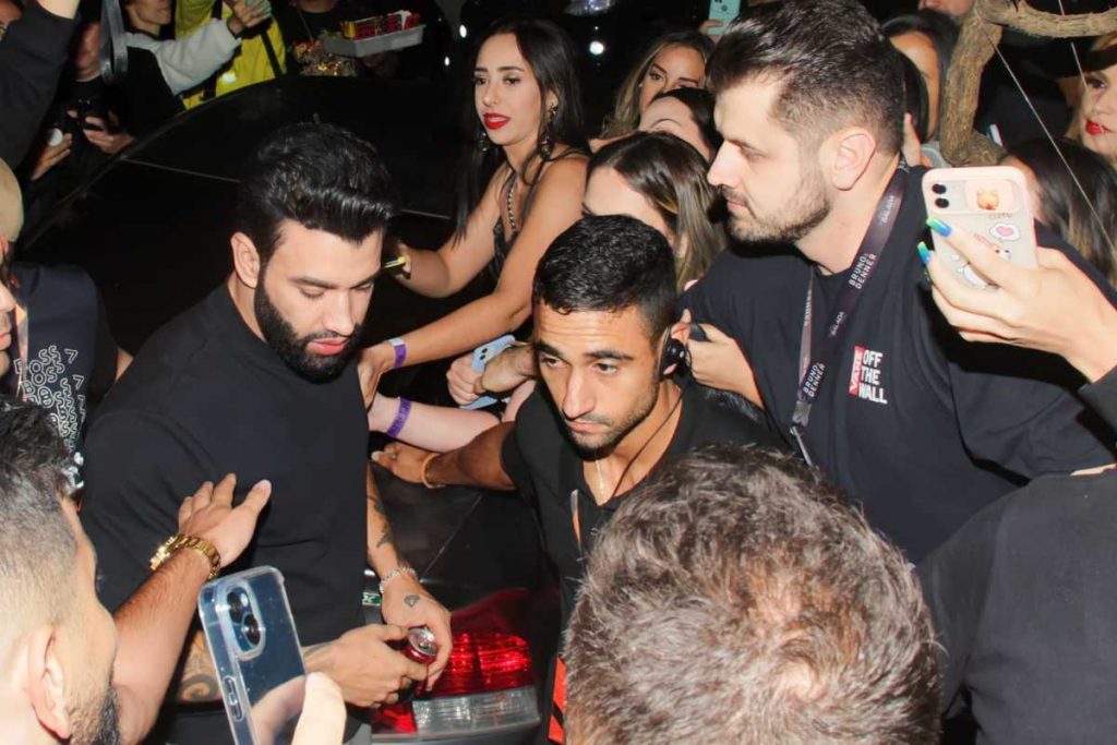 Gusttavo Lima atendendo fãs em after do show no festival Buteco