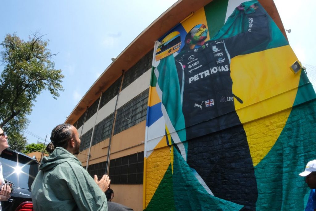 Hamilton no instituto Ayrton Senna