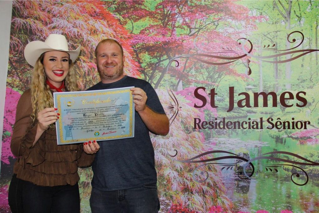 Higor Piotto recebe prêmio das mãos de Virgínia Lully