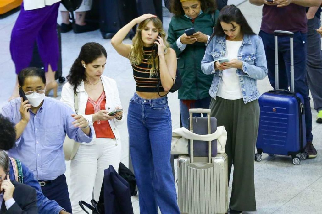 isabella santoni em aeroporto santos dumont após ter voo cancelado
