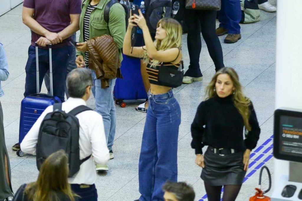isabella santoni em aeroporto santos dumont após ter voo cancelado