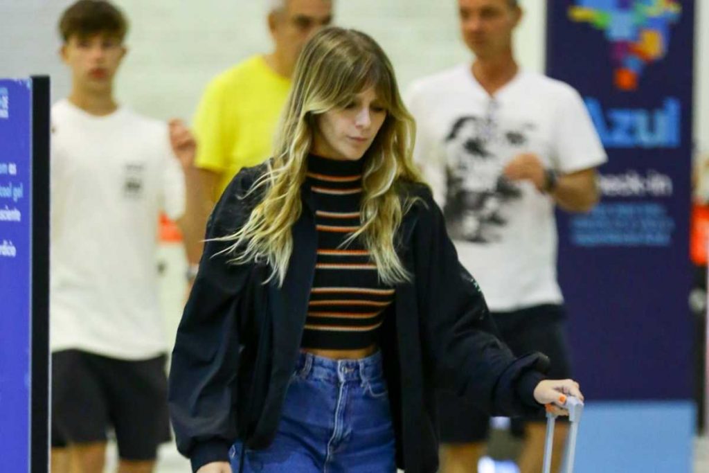 isabella santoni em aeroporto santos dumont após ter voo cancelado