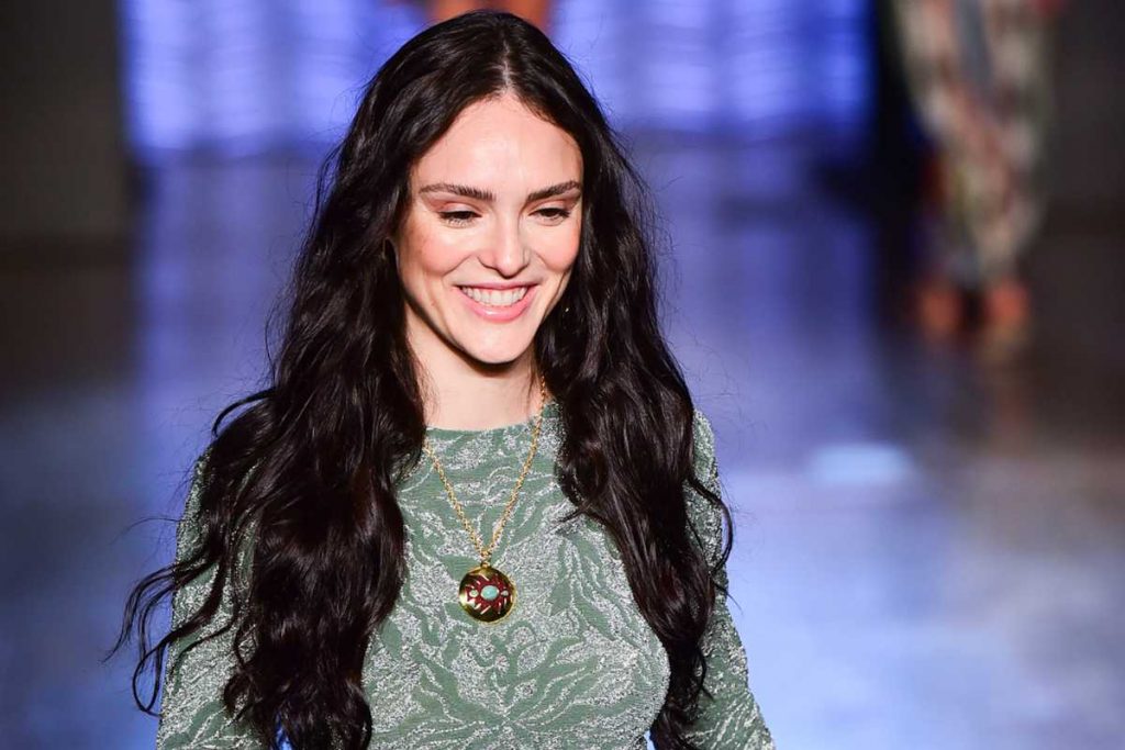 Isabelle Drummond desfilando na SPFW