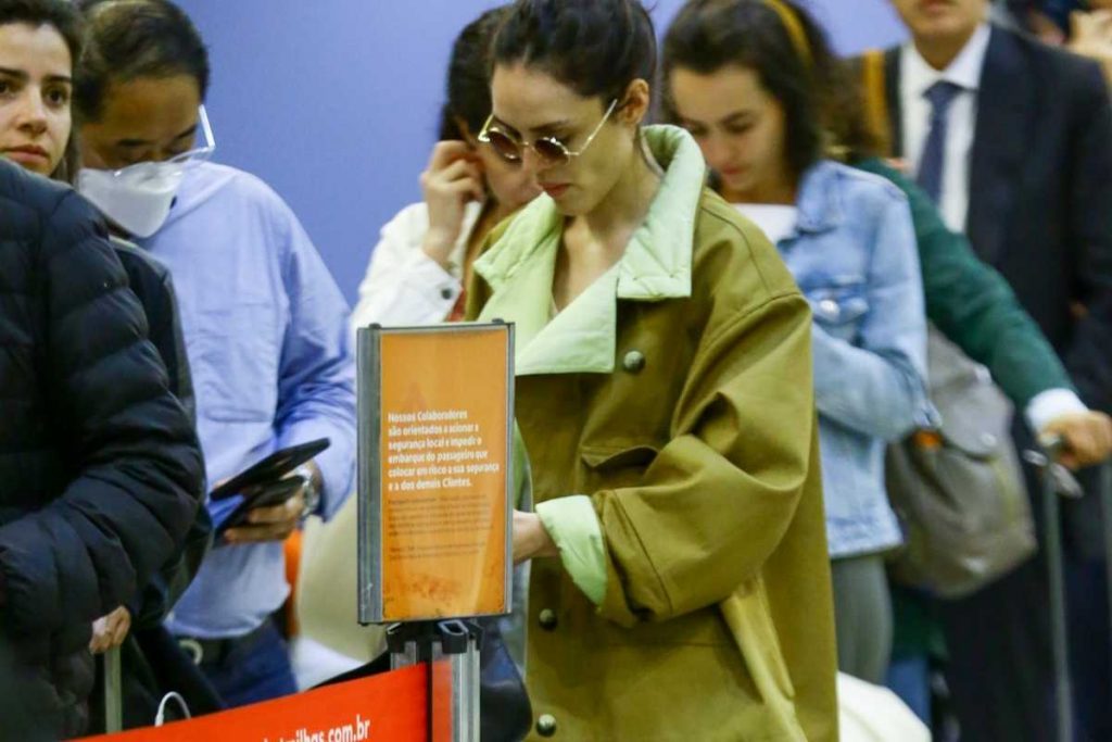 isabelle drumond em aeroporto santos dumont após ter voo cancelado