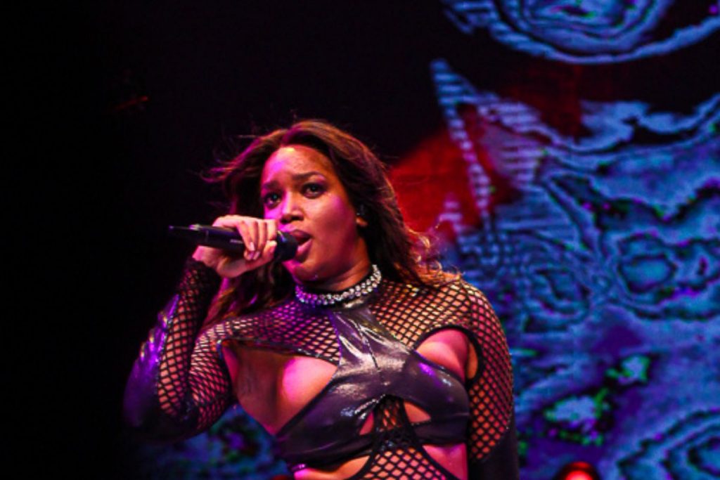 IZA arrasa na sensualidade, ao fazer show com look cheio de recortes e transparência