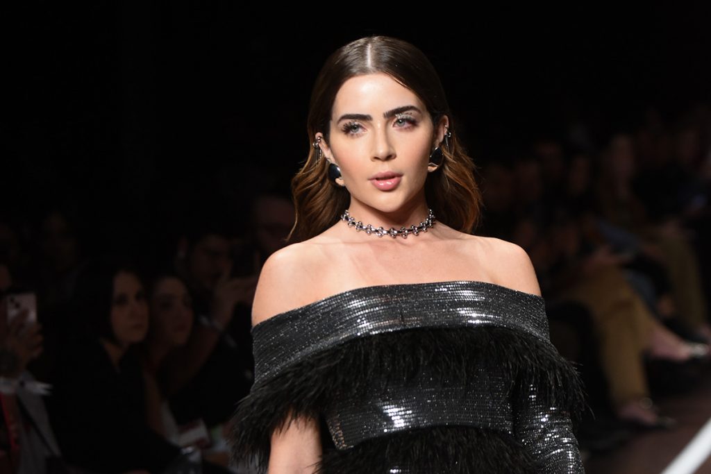 Jade Picon também arrasou ao cruzar a passarela