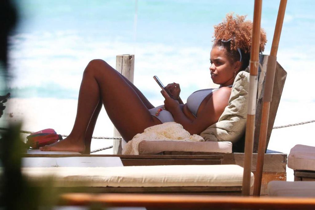 Jennfer Nascimento curtindo dia na praia da barra da tijuca