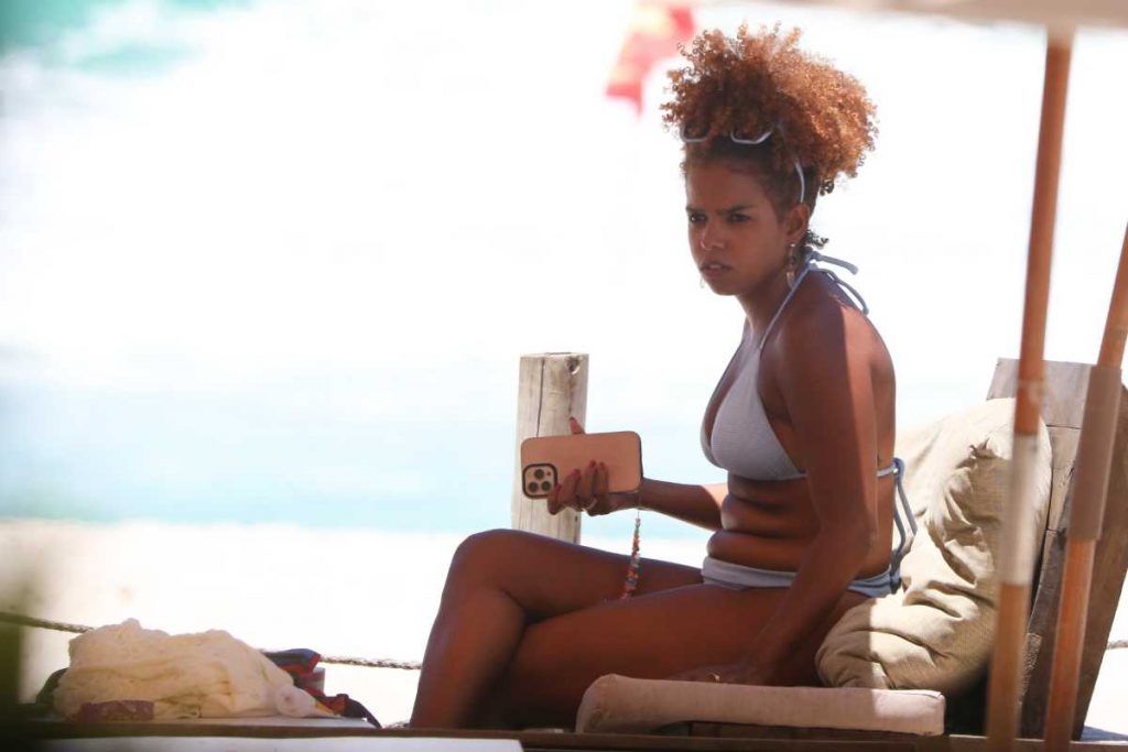 Jennfer Nascimento curtindo dia na praia da barra da tijuca