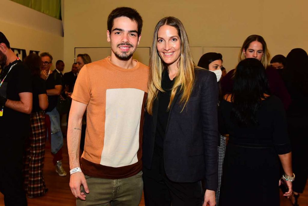 João Guilehrme Silva e Schynaider Moura posando juntos na SPFW