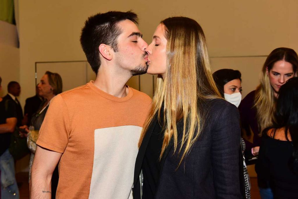 João Guilehrme Silva e Schynaider Moura se beijando na SPFW
