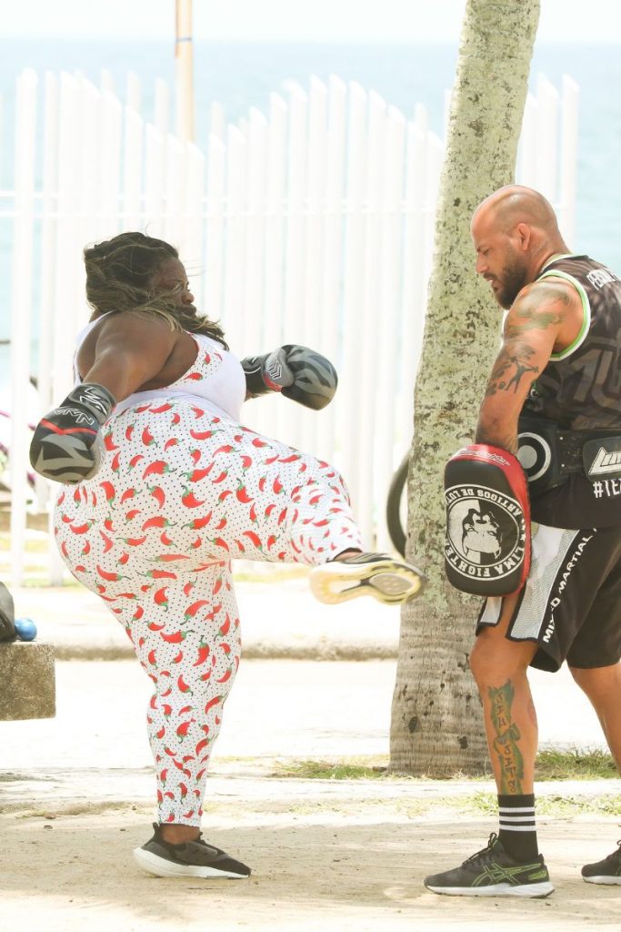 Jojo Todynho treina boxe na orla da praia, no Rio de Janeiro