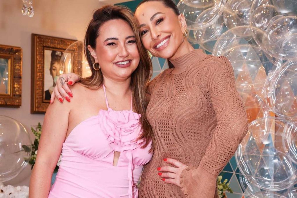 Sabrina Sato e irmã, Karina, na festa de Manu