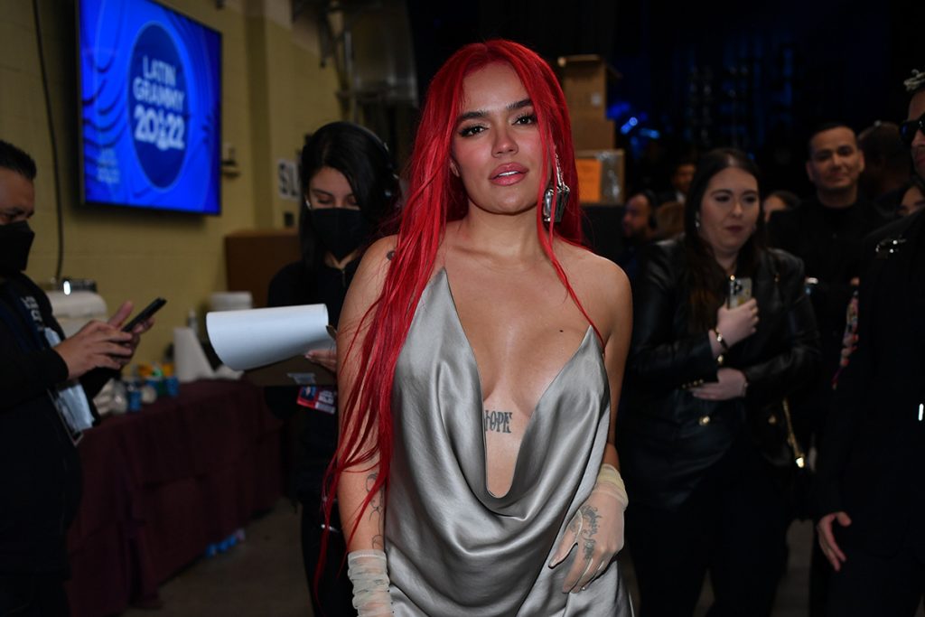 Karol G escolheu um super decote para o evento