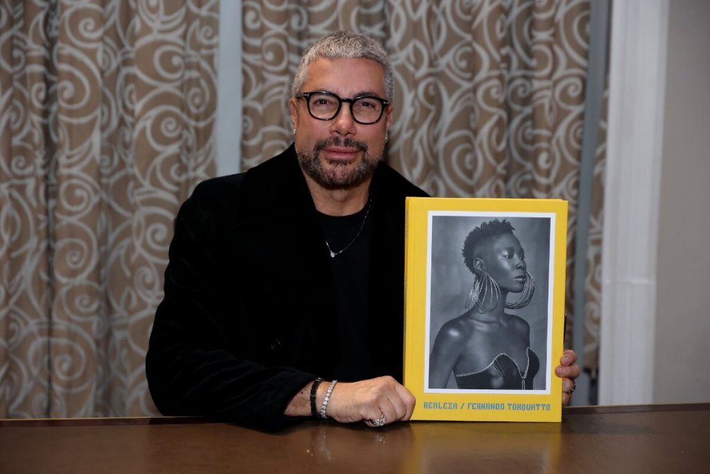 Fernando Torquatto com o livro