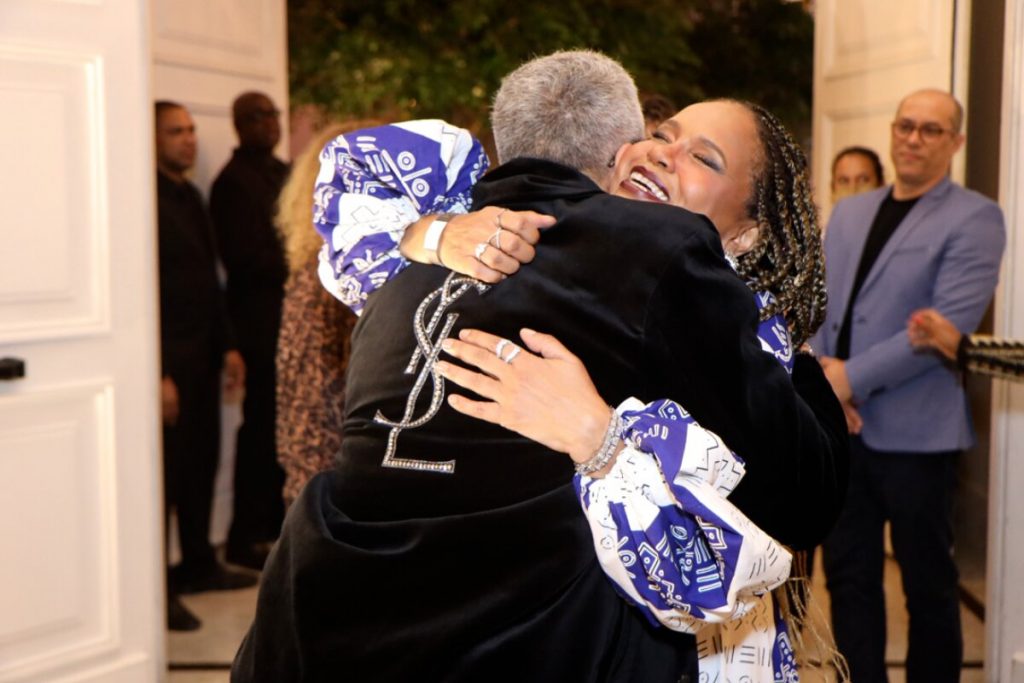 Fernando Torquatto abraçando Teresa Cristina