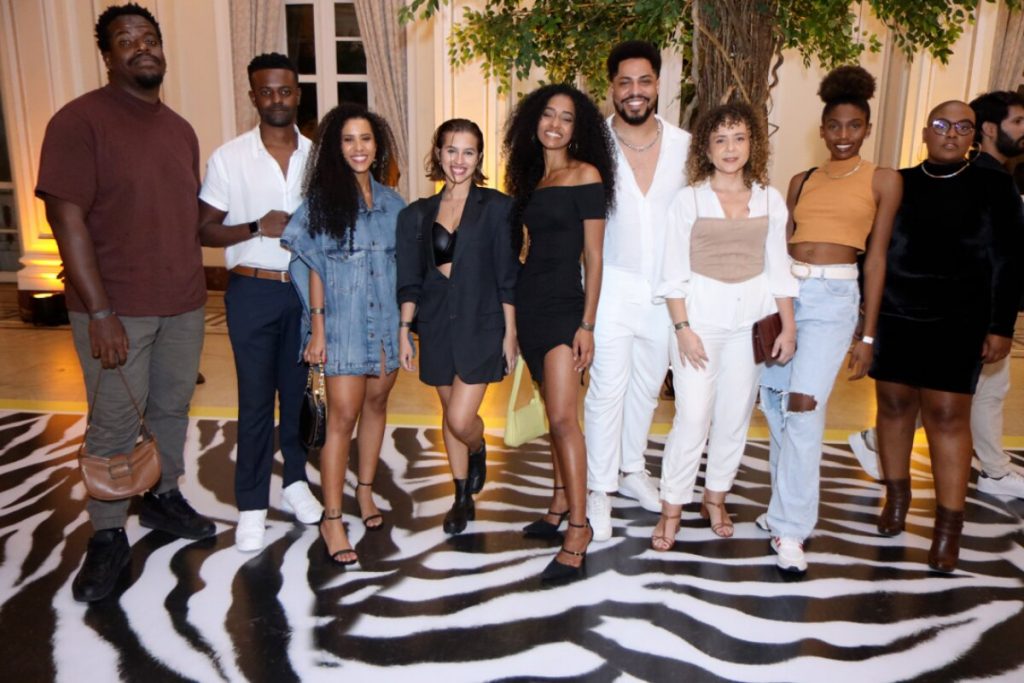 Atores negros abraçados