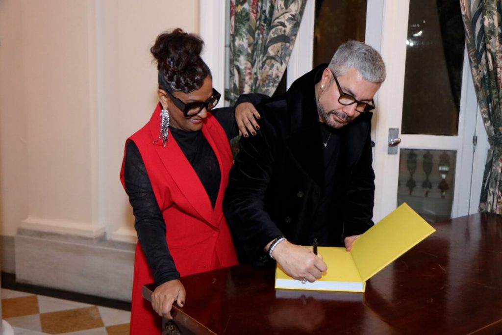 Fernando Torquatto autografando libro para Claudia Di Moura