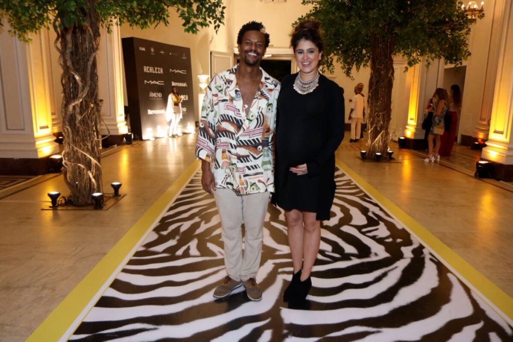 David Junior abraçado à mulher, Yasmin Garcez, que está grávida