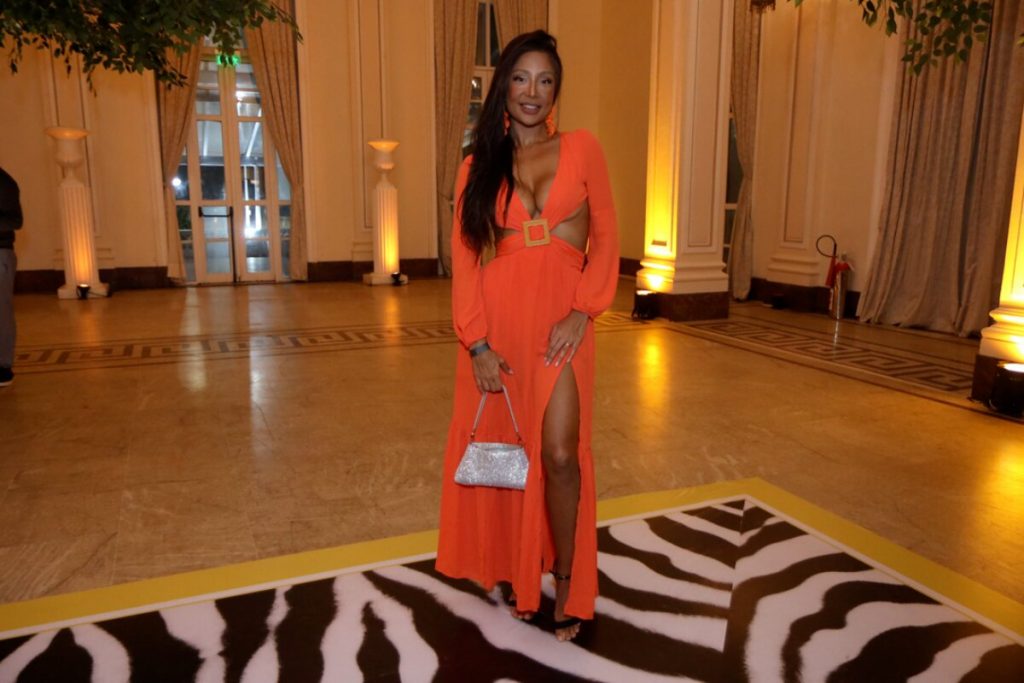 Drika Marinho de vestido coral, de recortes