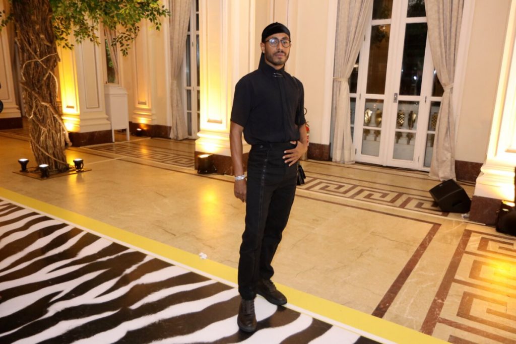 Ícaro Silva de durag preta, calça e camisa preta