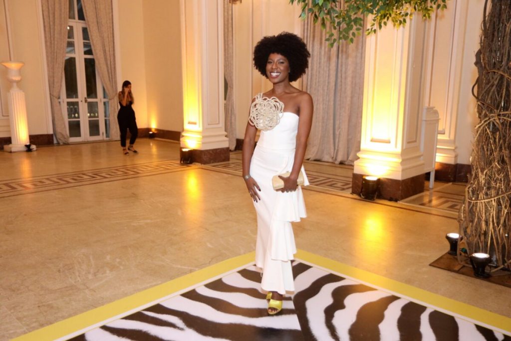 Indira Nascimento de vestido branco