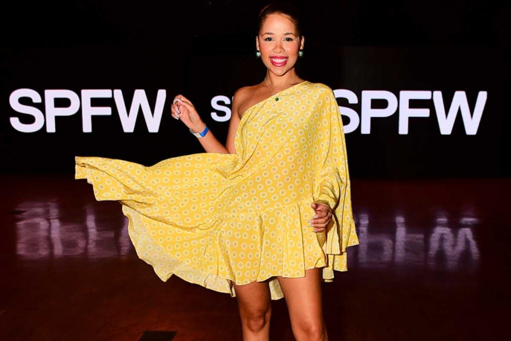 laura brito no desfile da marca tryia na são paulo fashion week